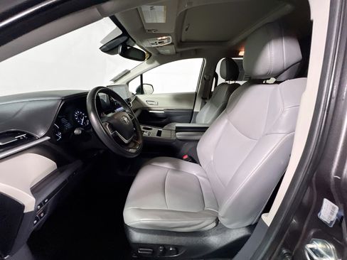 Used 2023 Toyota Sienna XLE image 14