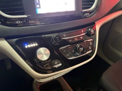 Used 2022 Chrysler Voyager LX FWD image 19