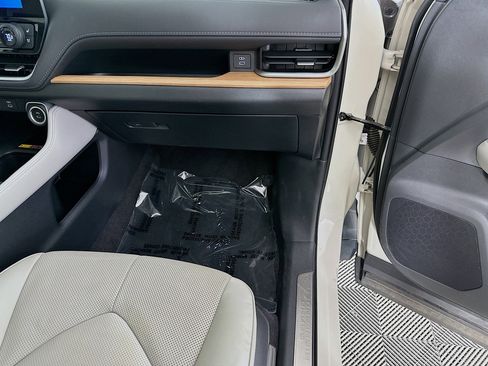 Used 2024 Toyota Grand Highlander AWD image 33