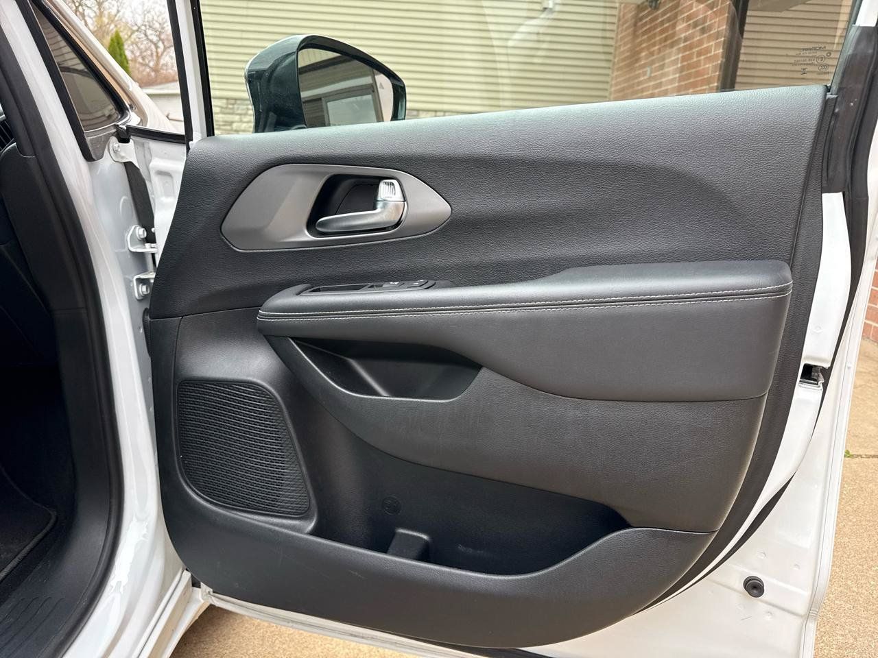Used 2025 Chrysler Pacifica Select FWD image 24