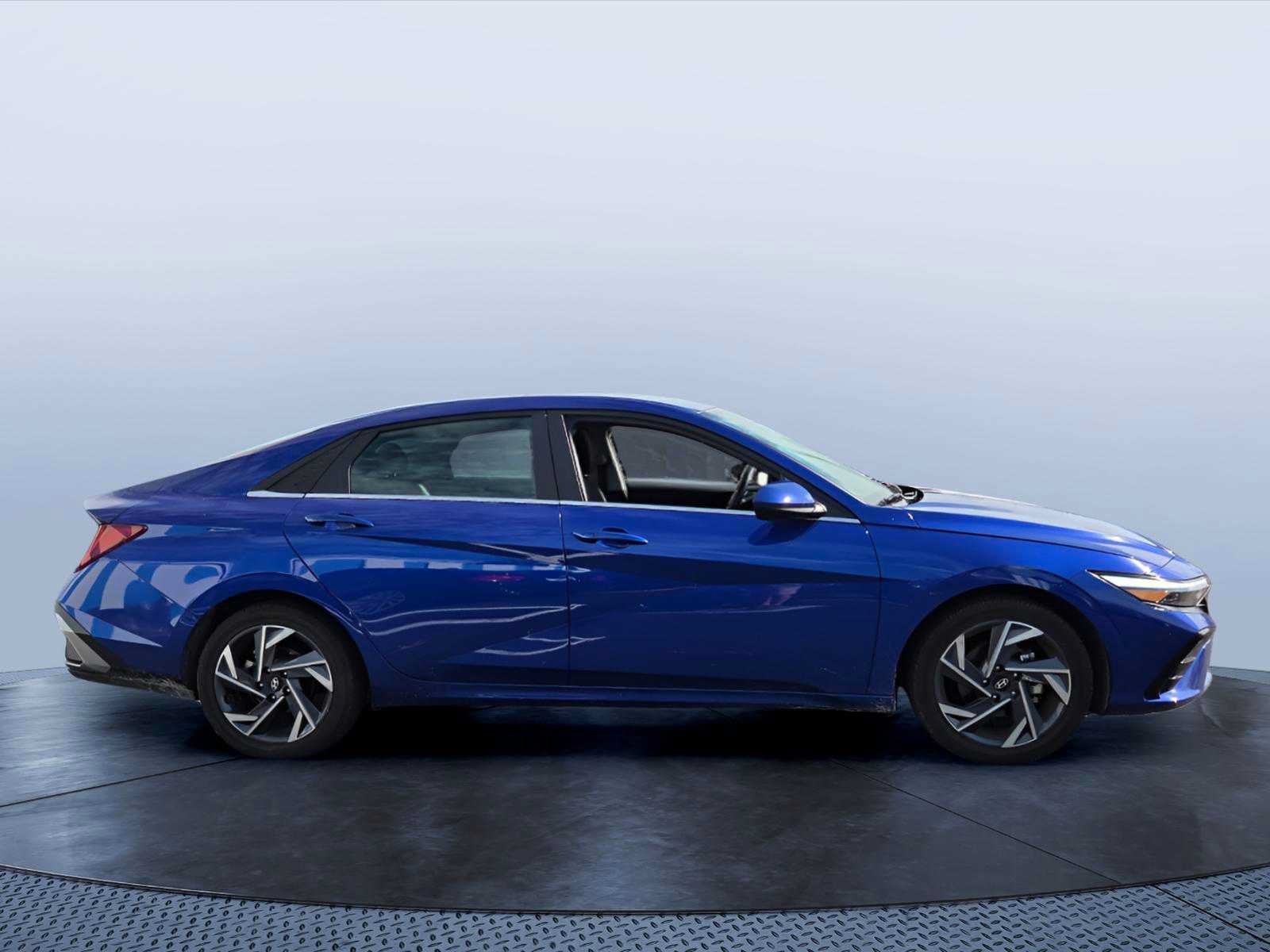 Used 2025 Hyundai Elantra SEL FWD image 7
