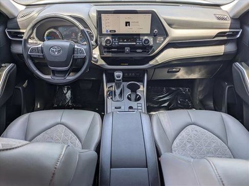 Used 2023 Toyota Highlander Bronze Edition FWD image 18
