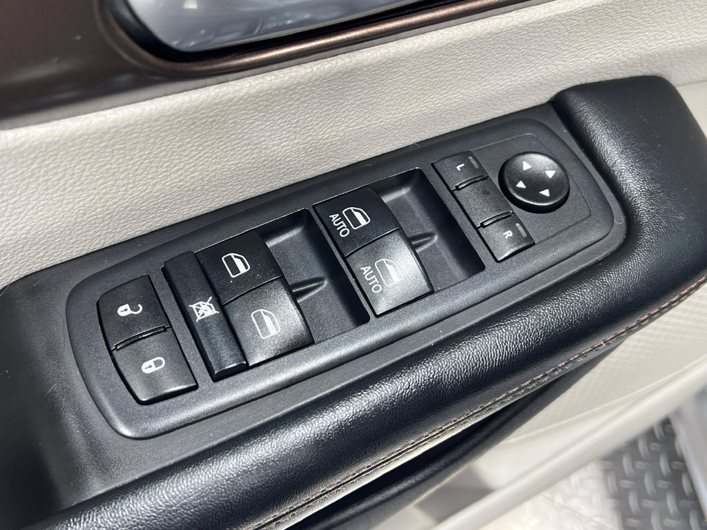Used 2018 Chrysler Pacifica Touring-L FWD image 14