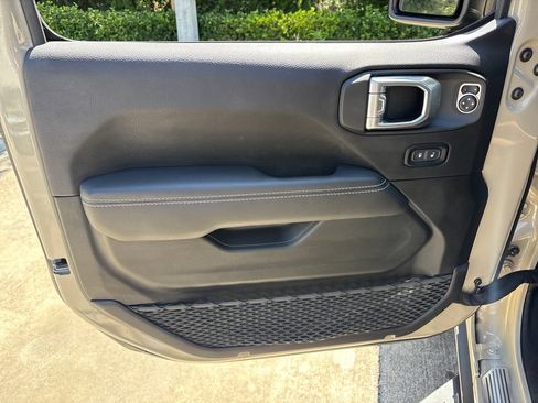 Used 2022 Jeep Gladiator Rubicon w/ LED Lighting Group AWD/4WD image 11