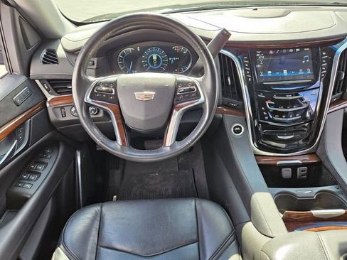 Used 2019 Cadillac Escalade Luxury image 12