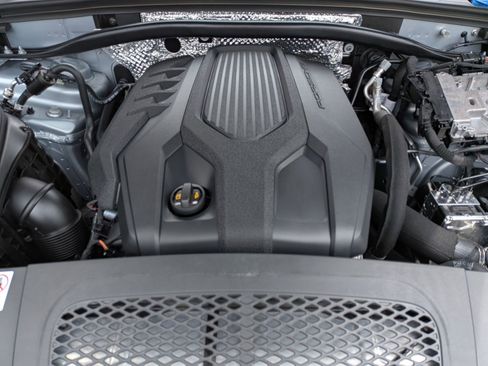 Certified 2024 Porsche Macan AWD/4WD image 30