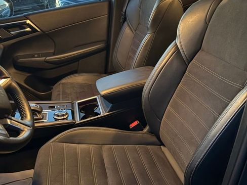 Used 2024 Mitsubishi Outlander AWD image 28