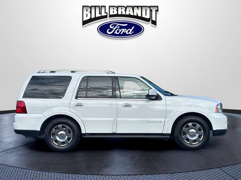 Used 2005 Lincoln Navigator 4WD image 2