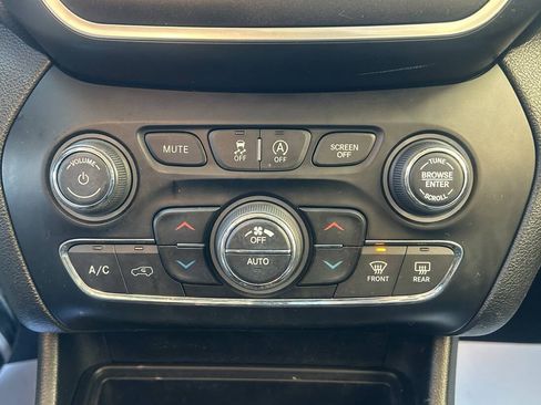 Used 2019 Jeep Cherokee Trailhawk w/ Cold Weather Group image 20