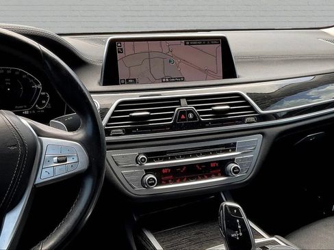 Used 2020 BMW 745e xDrive AWD/4WD image 9