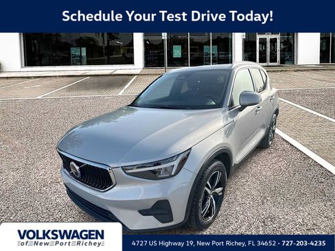 Used 2023 Volvo XC40 B4 Core w/ Convenience Package FWD image 1