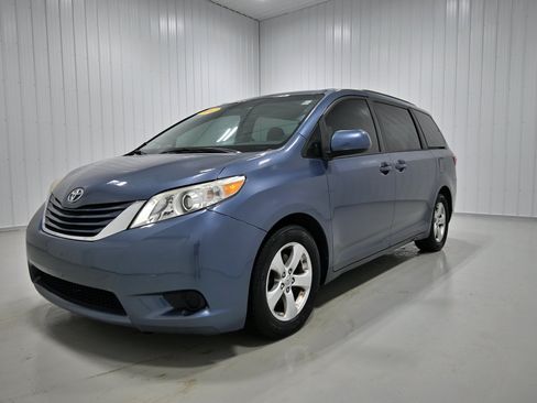 Used 2017 Toyota Sienna LE FWD image 17