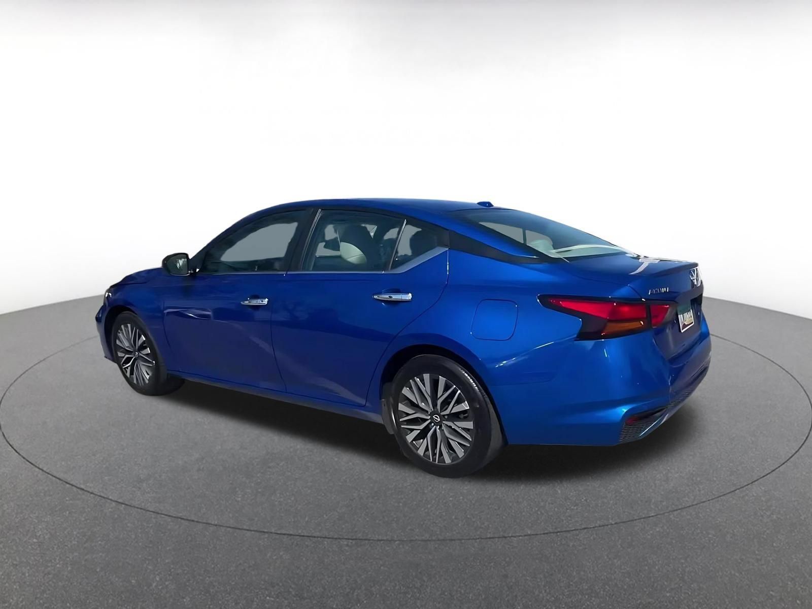 Used 2025 Nissan Altima 2.5 SV FWD image 9