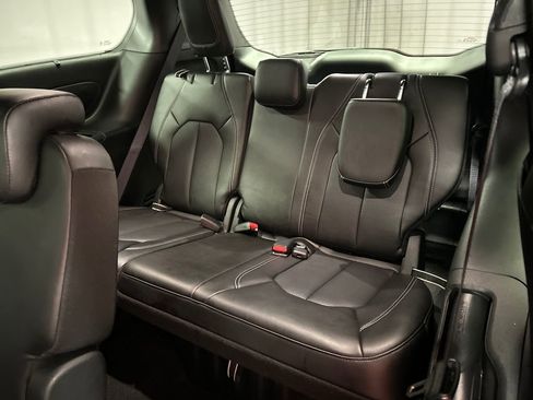 Used 2025 Chrysler Pacifica Select w/ Uconnect Theater Family Group FWD image 25