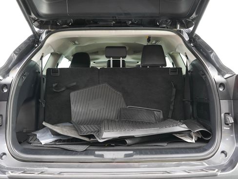Used 2024 Toyota Highlander XLE AWD/4WD image 17