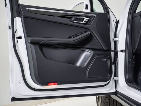 New 2026 Porsche Macan image 23