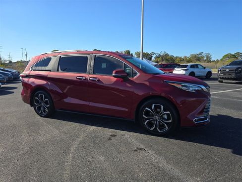 Used 2025 Toyota Sienna Platinum image 2