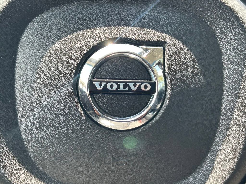 Used 2024 Volvo XC60 B5 Plus AWD/4WD image 34