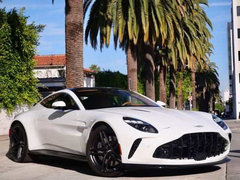 Used 2025 Aston Martin V8 Vantage Coupe RWD image 1