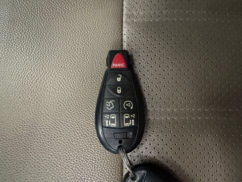 Used 2015 Chrysler Town & Country Touring-L w/ Driver Convenience Group FWD image 17