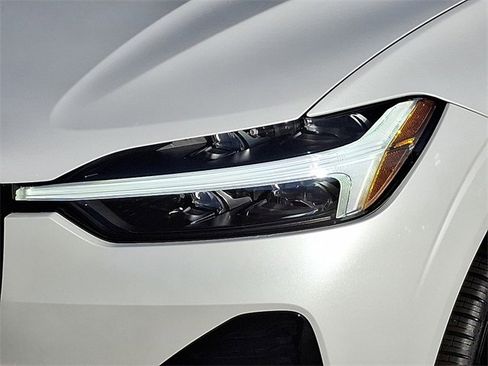 Used 2025 Volvo XC60 B5 Core image 9