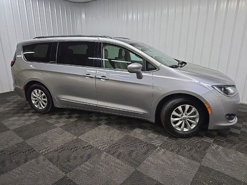 Used 2018 Chrysler Pacifica Touring-L image 1