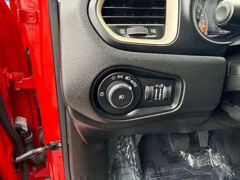 Used 2015 Jeep Renegade Limited image 17