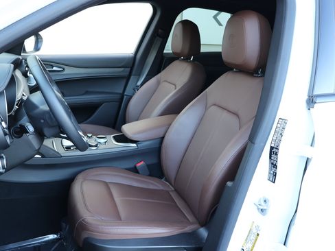 Used 2023 Alfa Romeo Stelvio Ti image 2