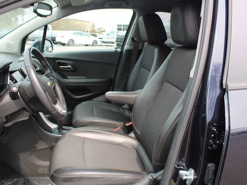 Used 2022 Chevrolet Trax LT w/ LT Convenience Package image 9