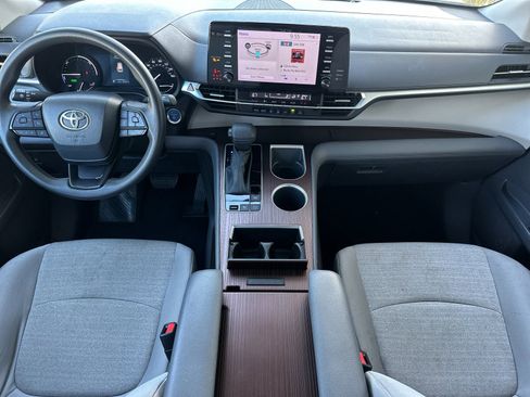 Used 2024 Toyota Sienna LE image 12