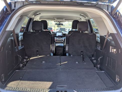 Used 2022 Ford Explorer XLT w/ Equipment Group 202A image 9