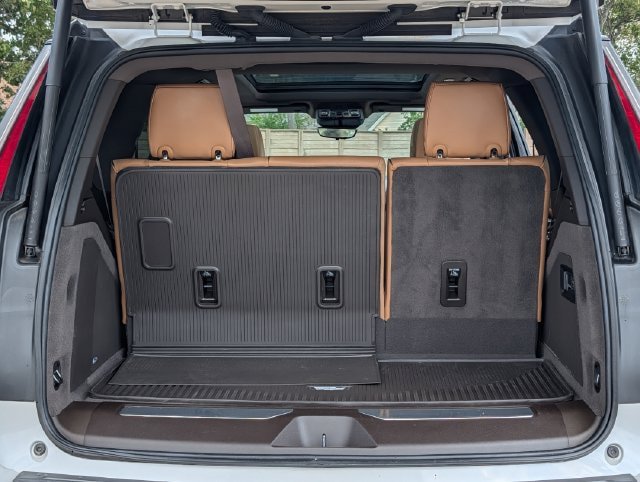 Used 2023 Cadillac Escalade Premium Luxury AWD/4WD image 33