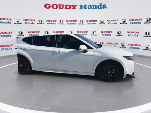 Used 2025 Toyota Camry SE w/ Convenience Package image 9