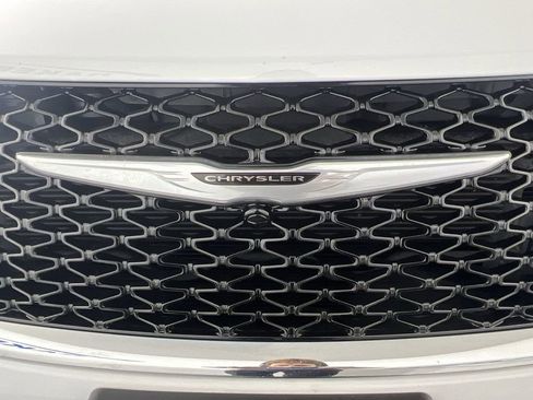 Used 2024 Chrysler Pacifica Touring-L AWD/4WD image 30