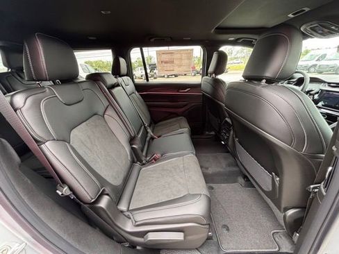 New 2026 Jeep Grand Cherokee L 2WD image 9