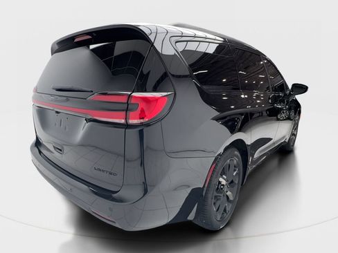 Used 2026 Chrysler Pacifica Limited w/ S Appearance Package FWD image 9