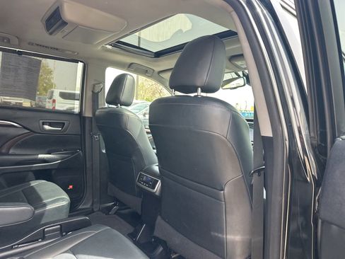 Used 2014 Toyota Highlander Limited w/ Driver Technology Package AWD/4WD image 32
