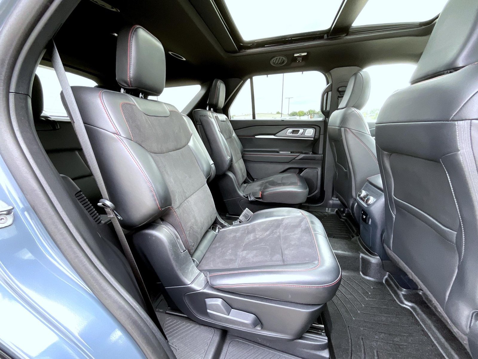 Used 2025 Ford Explorer ST AWD/4WD image 19