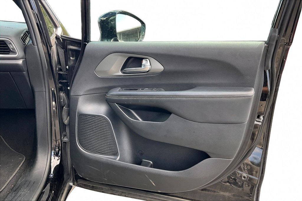 Used 2025 Chrysler Pacifica Select FWD image 20