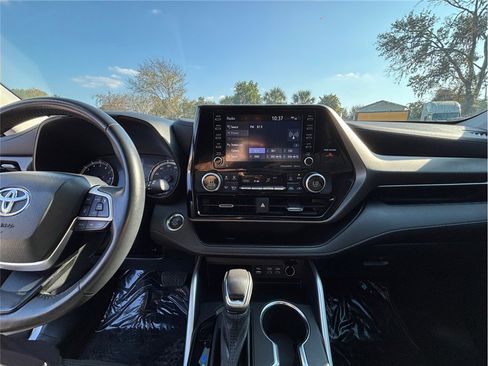 Used 2022 Toyota Highlander LE image 11