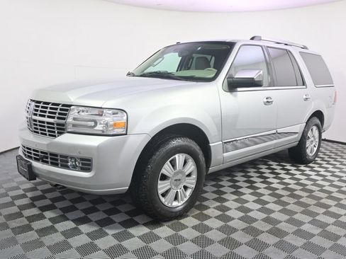 Used 2014 Lincoln Navigator 4WD image 2