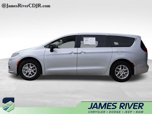 Used 2024 Chrysler Pacifica Touring-L FWD image 2