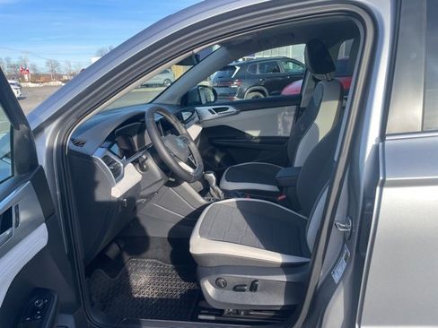 Certified 2025 Volkswagen Taos SE w/ Panoramic Sunroof Package image 7