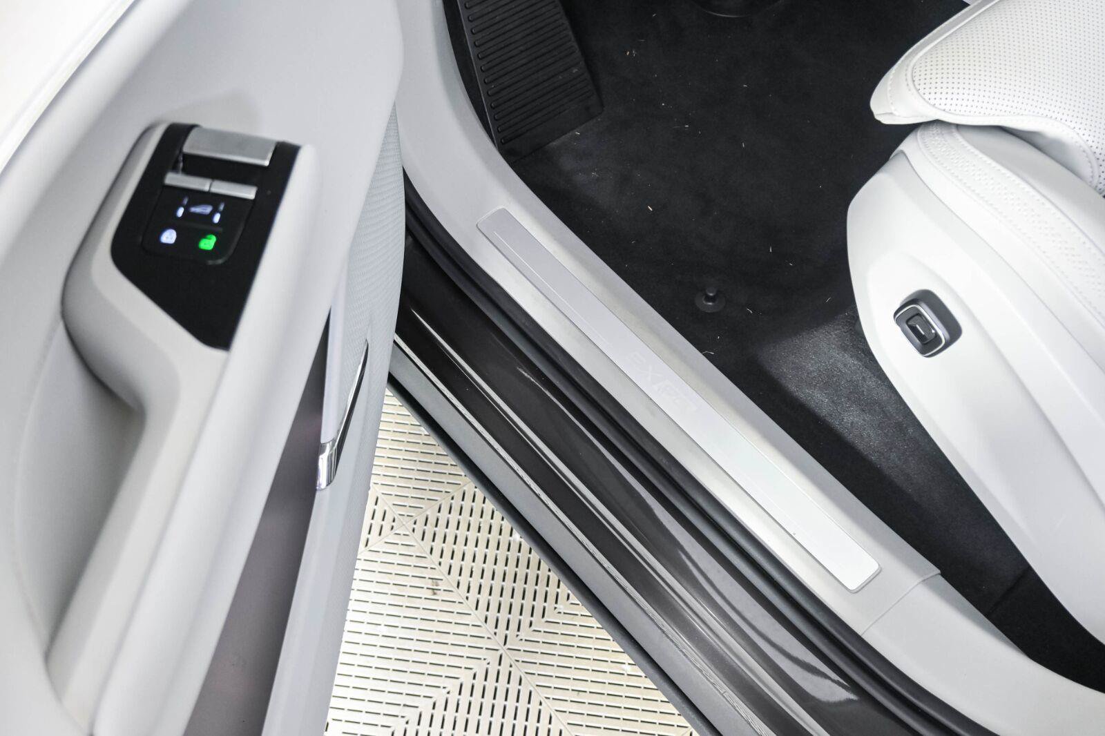 Certified 2025 Volvo EX90 Ultra AWD/4WD image 8