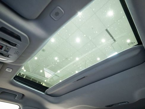 Used 2023 Toyota Highlander XLE image 28