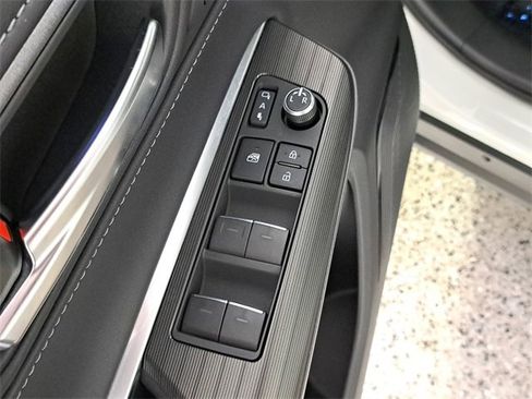 Used 2022 Toyota Venza XLE image 22