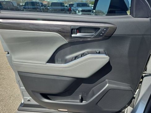 Used 2023 Toyota Highlander Limited image 27
