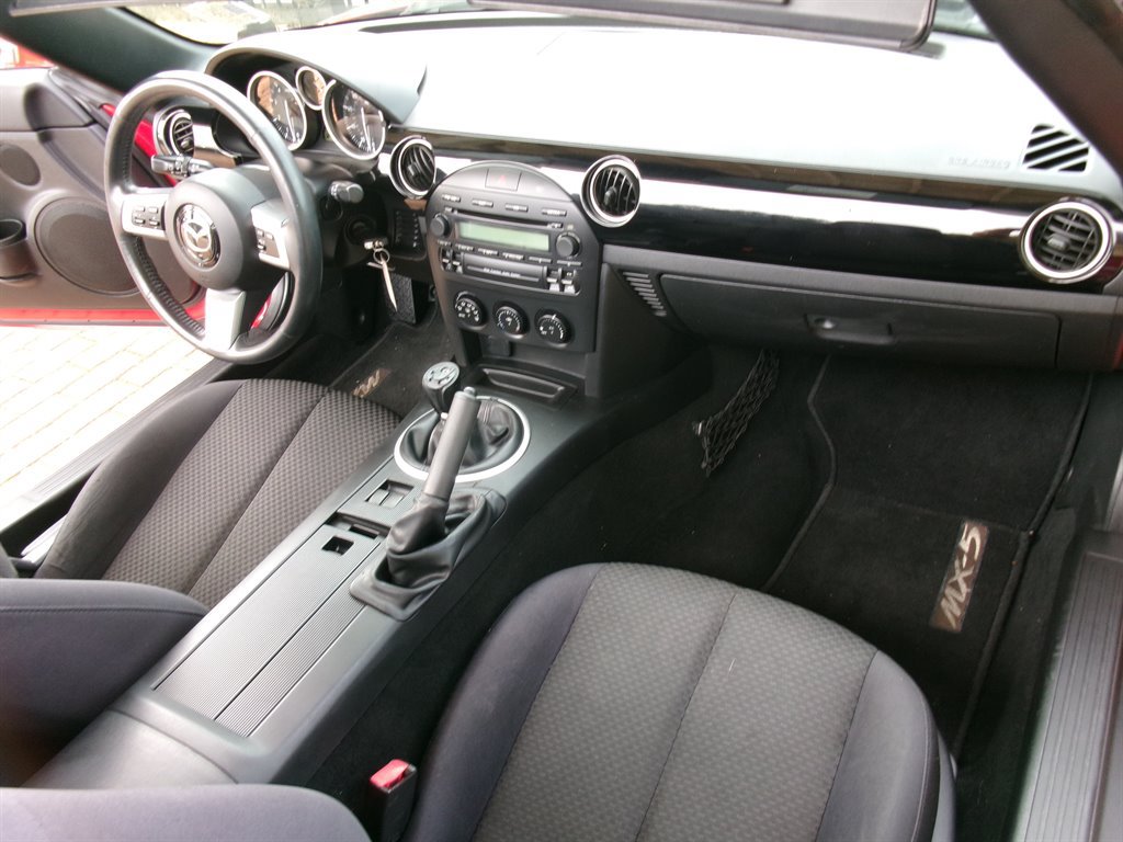 Used 2006 MAZDA MX-5 Miata Sport RWD image 15