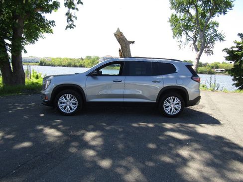 Used 2025 GMC Acadia Elevation w/ Elevation Premium Package AWD/4WD image 3
