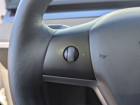 Used 2022 Tesla Model Y Performance image 26